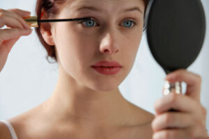 Kontakt Lens Kullananlar İçin 5 Önemli Makyaj Sırrı